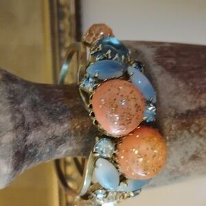 Vtg 3 Piece jewelry set excellent condition clip earrings bracelet  pulls open